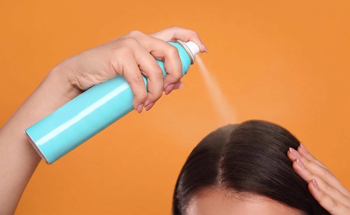 شامپو خشک چیست؟ راهنمای کامل استفاده، مزایا و عوارض